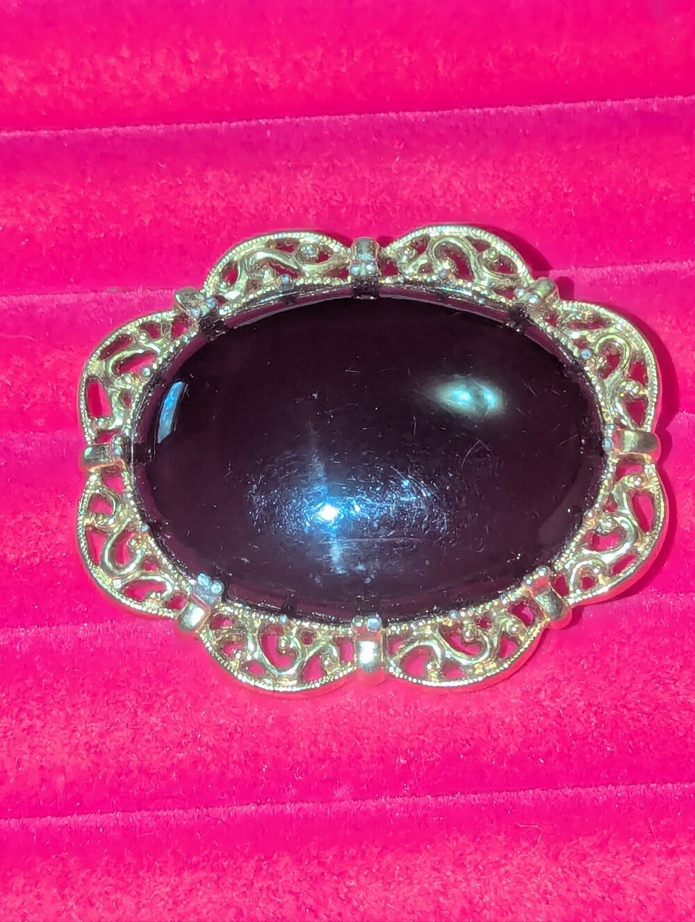 Vintage XL Black Stone Cabachon Gold Tone Filigree Brooch
